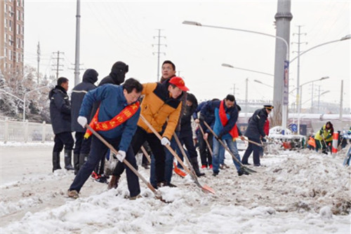 2018年元月26日队党委书记队长闫兴无率先垂范参与二队组织开展志愿扫雪护绿行动